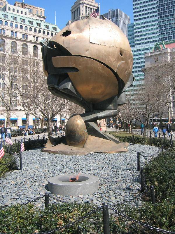 WTC:n raunioista Battery Parkiin siirretty The Sphere keväällä 2004