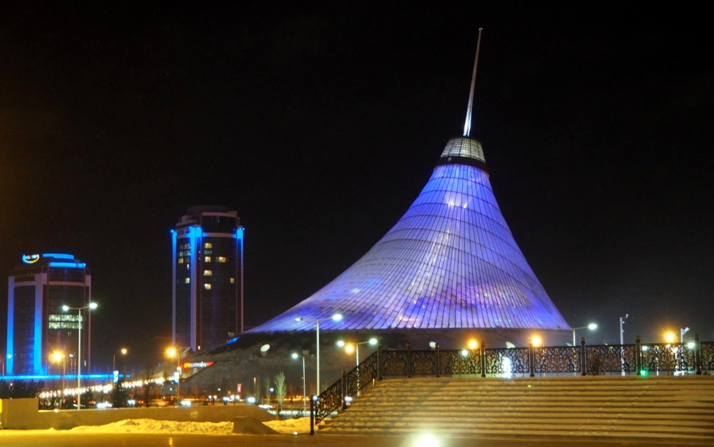 Astana Khan Shatyr by night