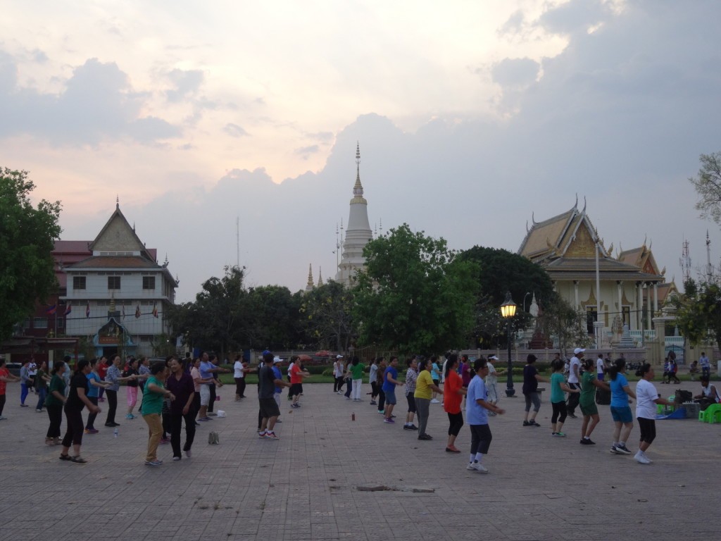 Iltajumppaajia Phnom Penhissä