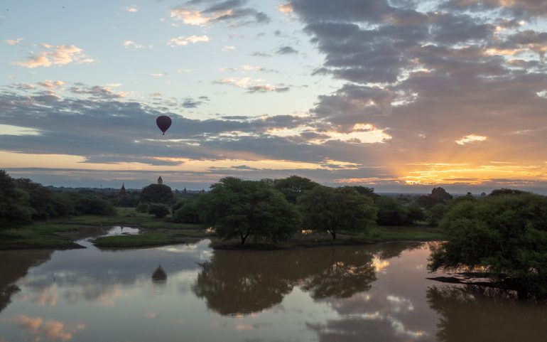 Auringonnousu Bagan Myanmar