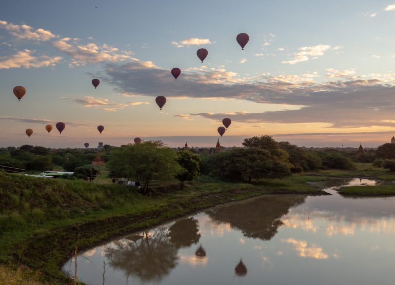 Auringonnousu Bagan Myanmar