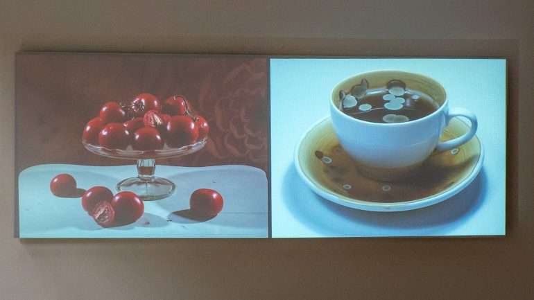 Saara Ekströmin videossa tomaatit ja kuppi kahvia