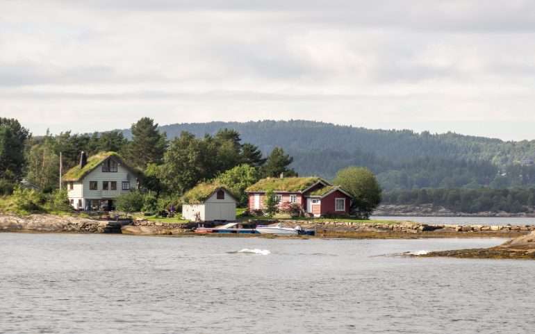 Ruohokattoisia taloja Norja