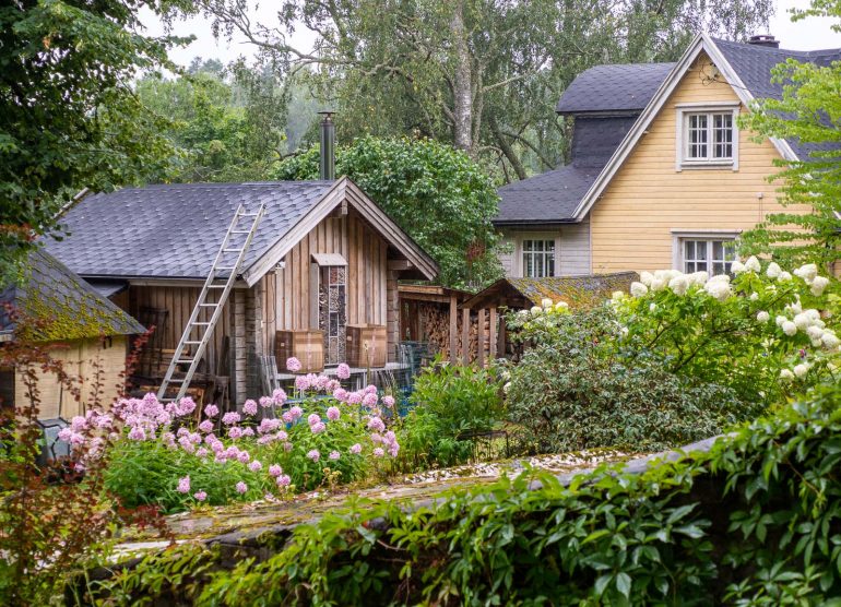 Puutarhaa ja hyönteishotelli