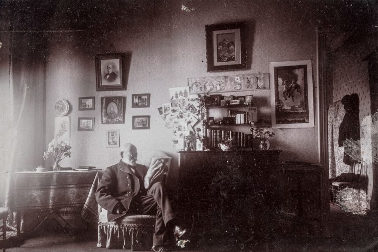 med kamera och koffert