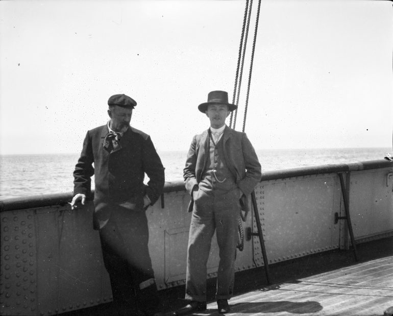 med kamera och koffert