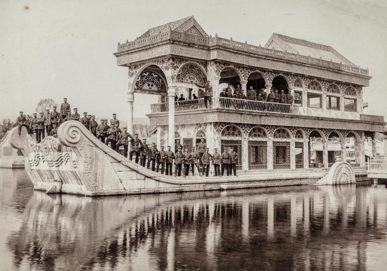 med kamera och koffert