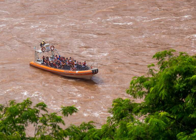 Veneellä vesiputoukselle Iguassu