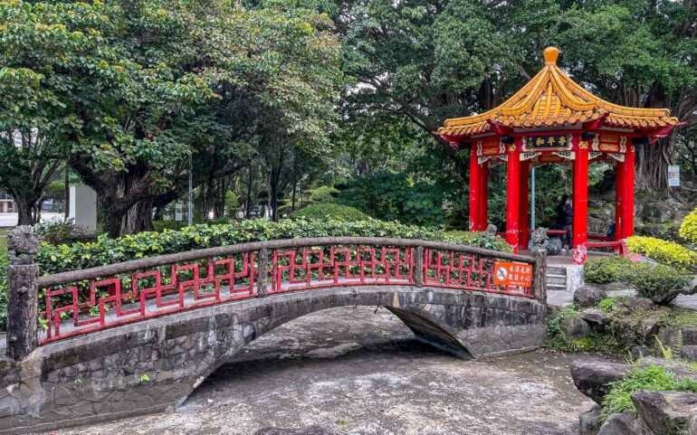 Puistojen katveissa isokin kaupunki on pieni Taiwan kuvina