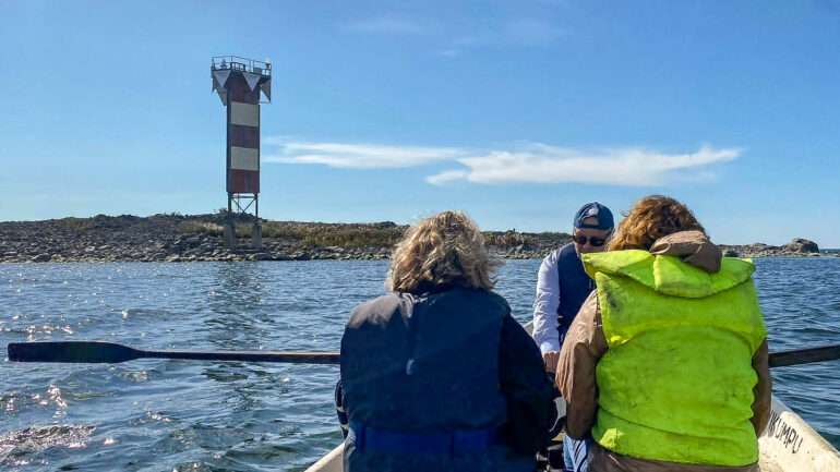 Merikarvialle soutuveneellä