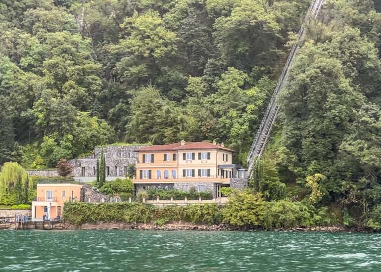 Como funikulaari järven rannalla