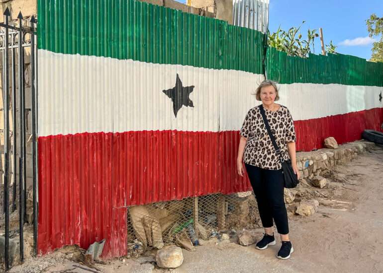 Somalimaan lippu aidassa