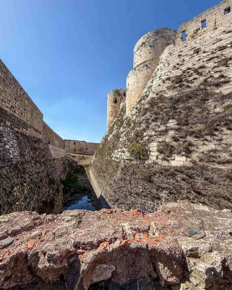 Salakäytäviä ja vallihautoja