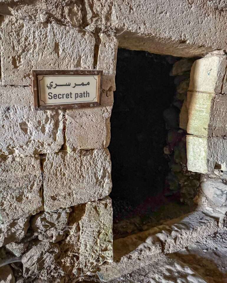 Salakäytäviä ja vallihautoja