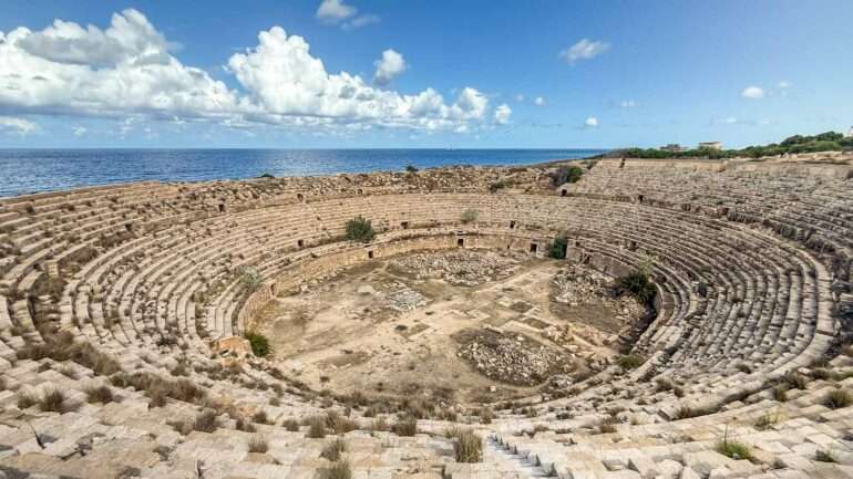 Kilparadan reunalla en pelännyt puhelimen putoamista, mutta melkein pelkäsin itse putoavani, sen verran korkealla sen reuna on! Myös kurkistaminen ylhäältä alhaalla kulkevaan vaunujen käyttämään käytävään oli melkein pelottavaa - kaiteita tai muita suojarakenteitahan ei näissä ei-eurooppalaisissa kohteissa tavata rakentaa, mitä sitä suotta, jokainen vastaa itsestään.