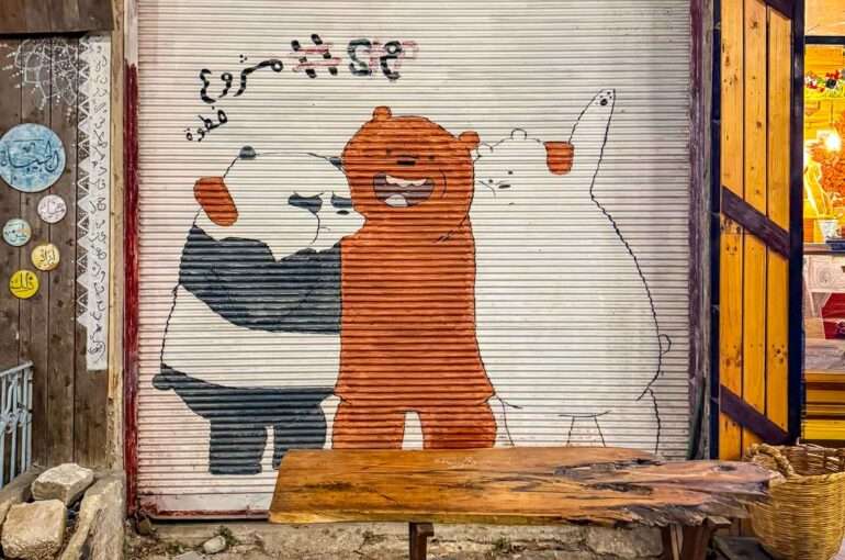 Graffiti Hamassa, Syyriassa, kuvatkoon kolmeen maahan suuntautunutta matkaamme