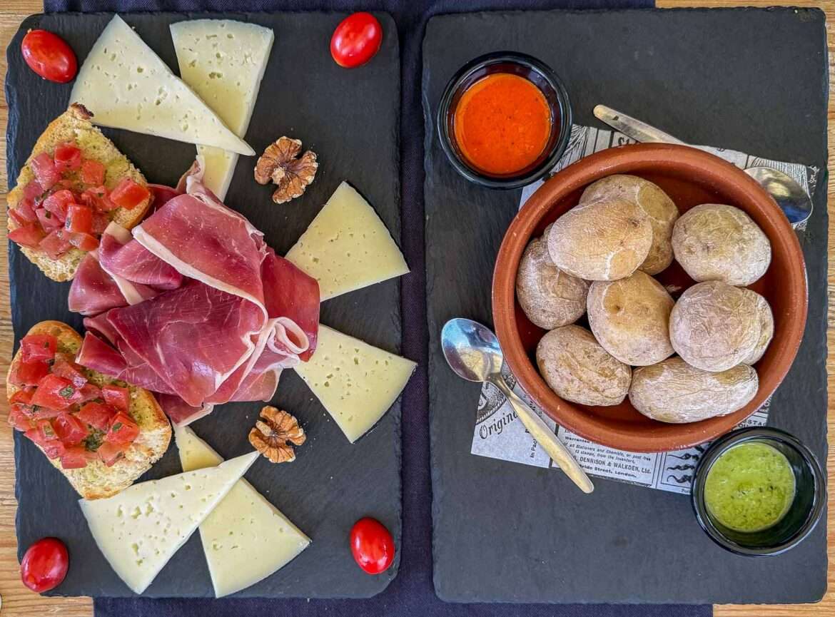 Kanarian perunoita ja kinkkua