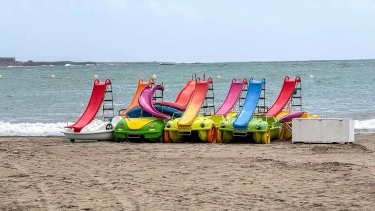 Värikkäitä liukumäkiä