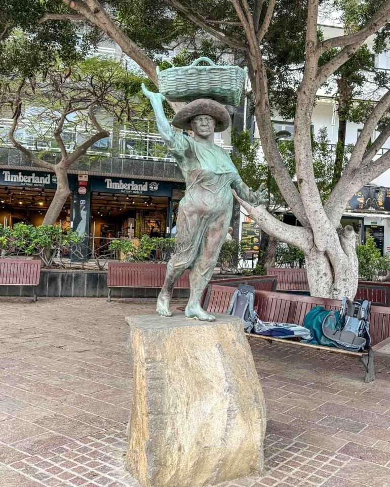 Muutama patsaskin Los Cristianos