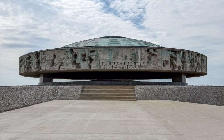 majdanek mausoleum