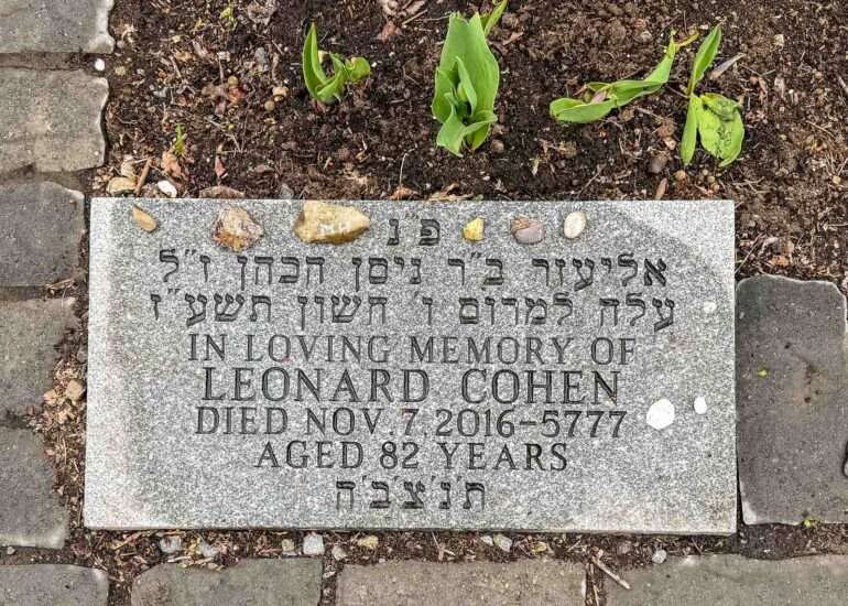 Leonard Cohen hauta Mont Royal