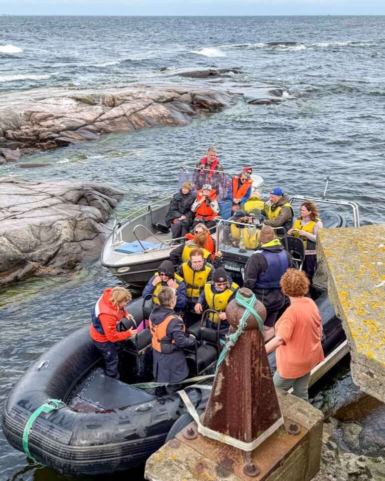 Kumiveneellä majakalle