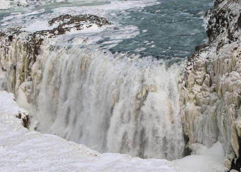 Islannin vesiputouksia Gullfoss